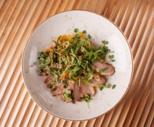 Салат с подкопченой утиной грудкой с соусом том ям